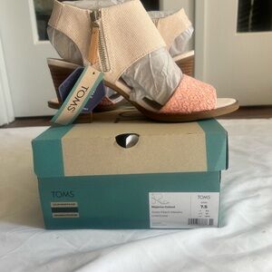 NWT: TOMS Majorca Cutout Sandal in Dusty Peach and Neutral Linen size 7.5.